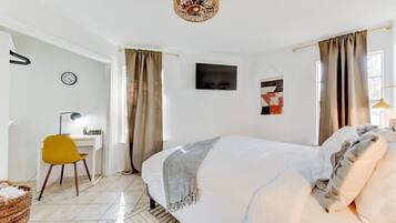 2 Schlafzimmer, Schreibtisch, Bügeleisen/Bügelbrett, Reisekinderbett