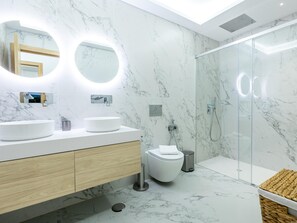 Een douche, een haardroger, handdoeken