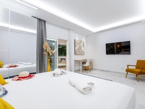 5 bedrooms, iron/ironing board, internet, bed sheets