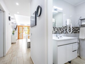Shower, hair dryer, towels
