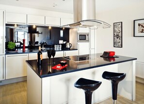 Fridge, microwave, oven, electric kettle - Reading Modern Two Bedroom Apartment (Reading)