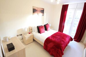 2 bedrooms, iron/ironing board, free WiFi, bed sheets - Reading Modern Two Bedroom Apartment (Reading)