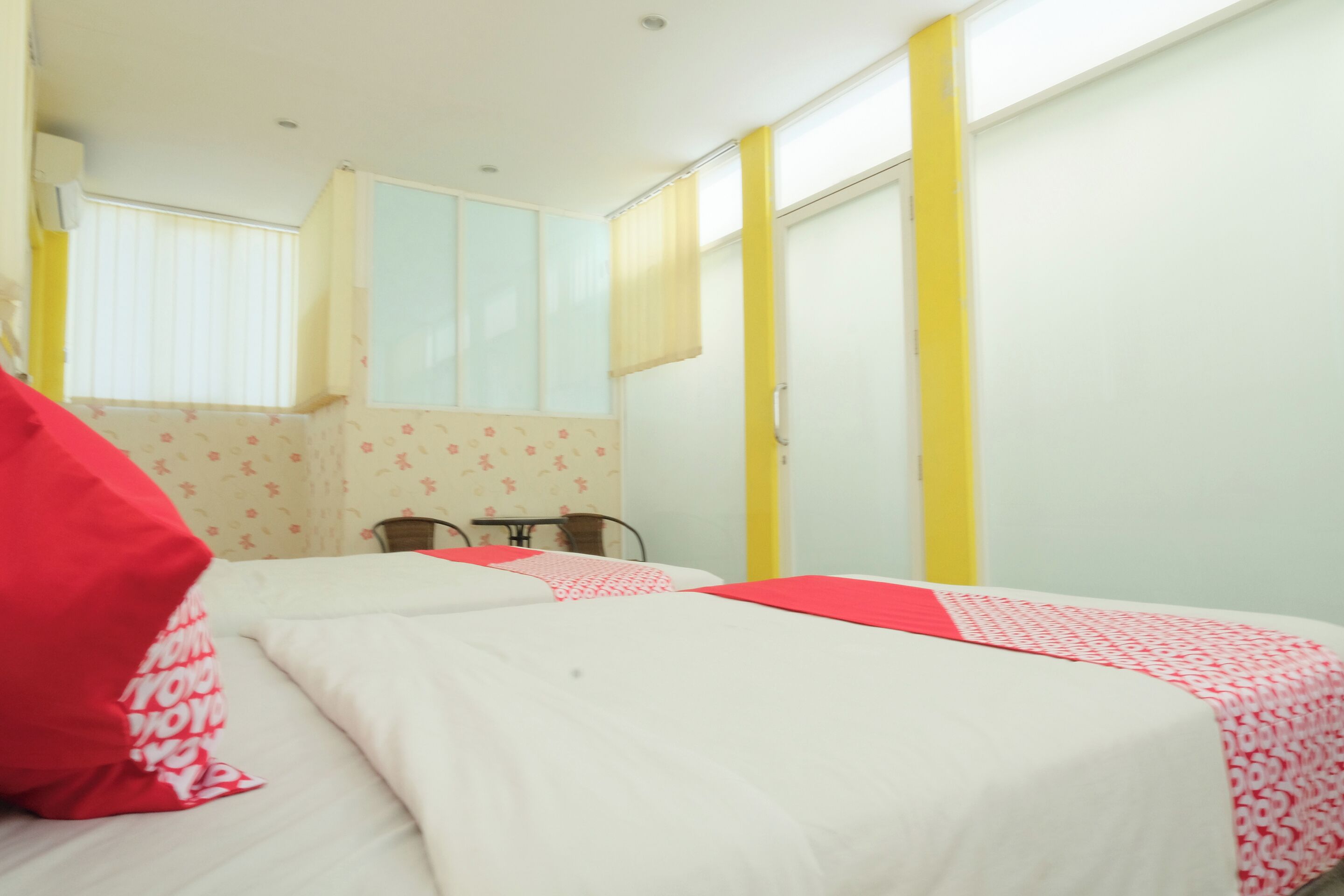 Un dormitorio con dos camas, un escritorio y una silla.