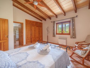 3 bedrooms, desk, Internet