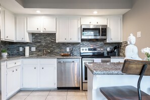 Fridge, microwave, oven, stovetop - Your Montrose Collective! Sleeps 12/6BR/6BA/4PA ★★★★★ (Houston)