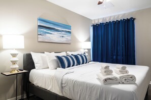 6 bedrooms, desk, iron/ironing board, travel cot - Your Montrose Collective! Sleeps 12/6BR/6BA/4PA ★★★★★ (Houston)