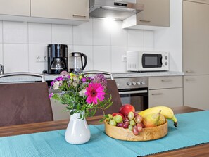 Frigorifero, microonde, forno, piano cottura