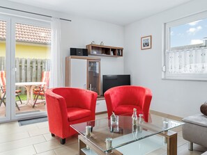 TV - Spacious holiday home with a terrace (Boiensdorf)