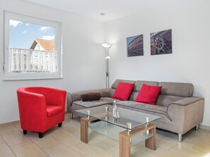 TV - Spacious holiday home with a terrace (Boiensdorf)