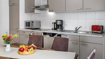 Kühlschrank, Mikrowelle, Ofen, Herdplatte