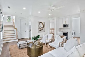 Televisor, llar de foc i oficines 