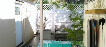 Vintage Beach Hut and Private Courtyard