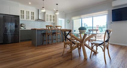 Luxury On Lyons - centrally located in a tranquil, beautiful bush setting.