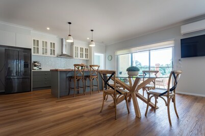 Luxury On Lyons - centrally located in a tranquil, beautiful bush setting.