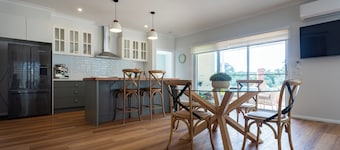 Luxury On Lyons - centrally located in a tranquil, beautiful bush setting.