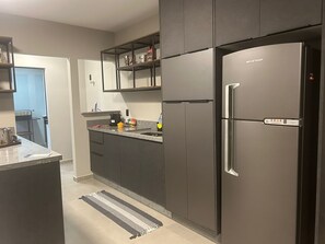 ラグジュアリー タウンホーム | 専用キッチン | 大型冷蔵庫、電子レンジ、オーブン、コンロ