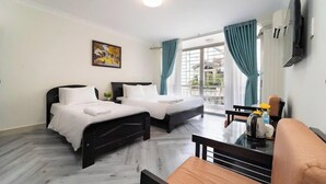 Kamar Deluks, balkon, pemandangan kota | Seprai premium, minibar, Wi-Fi gratis, dan seprai linen