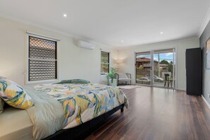 5 bedrooms, iron/ironing board, WiFi, bed sheets