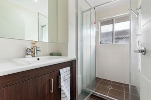 Douche, sĂšche-cheveux, serviettes fournies, savon
