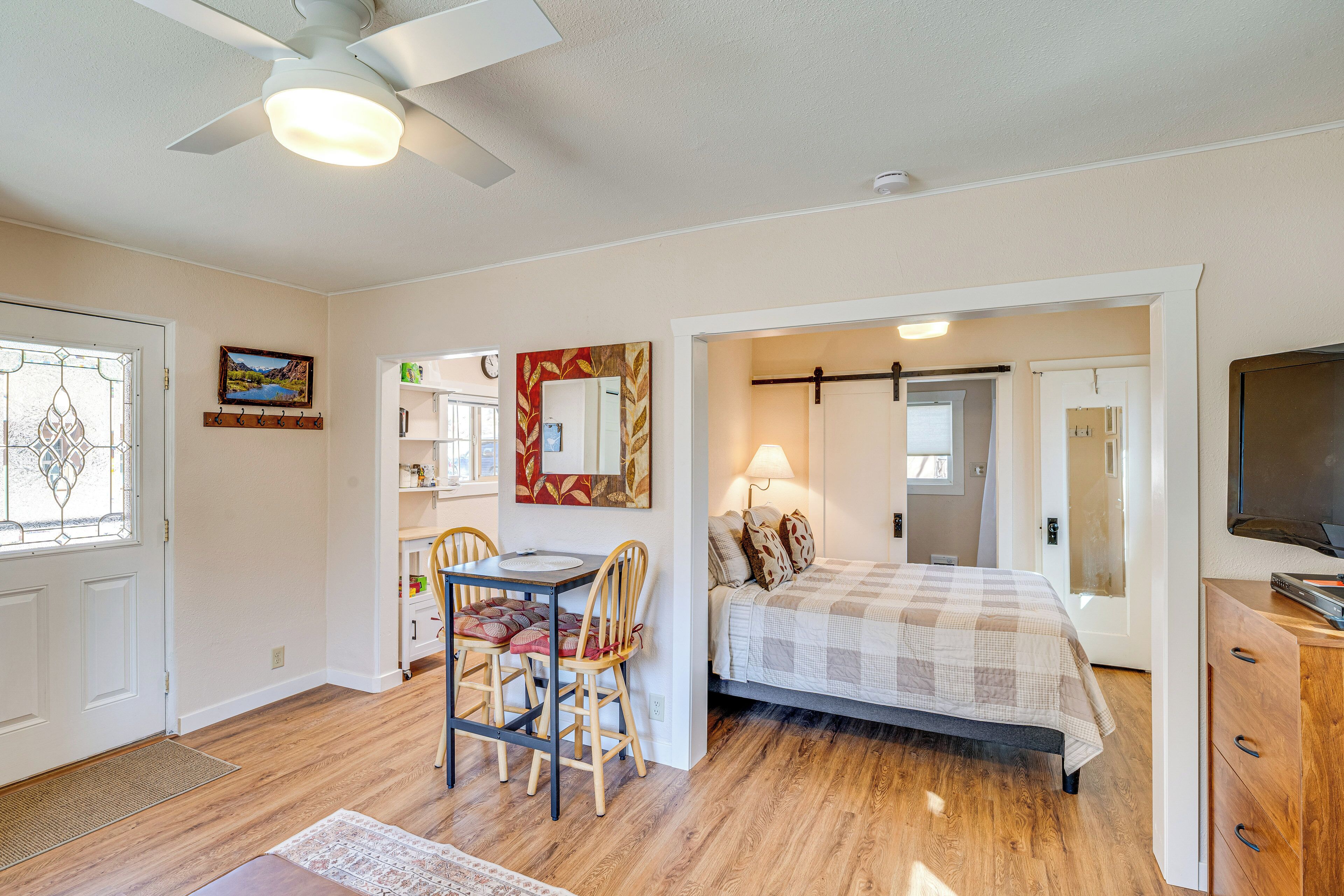 Desk, travel cot, WiFi, bed sheets