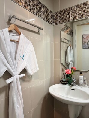 Shower, eco-friendly toiletries, hair dryer, bidet - Aesthetic 1-bedroom condo with WiFi, City View in Quezon City, Philippines  (Quezon City)