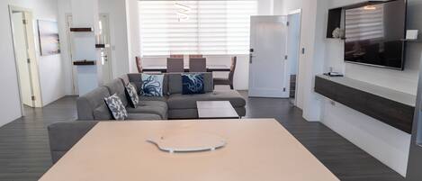 Een smart-tv, boeken en een stereo