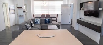 Chic City Gateway: Spacious modern apartment in the Heart of Puerto Ayora