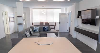 Chic City Gateway: Spacious modern apartment in the Heart of Puerto Ayora