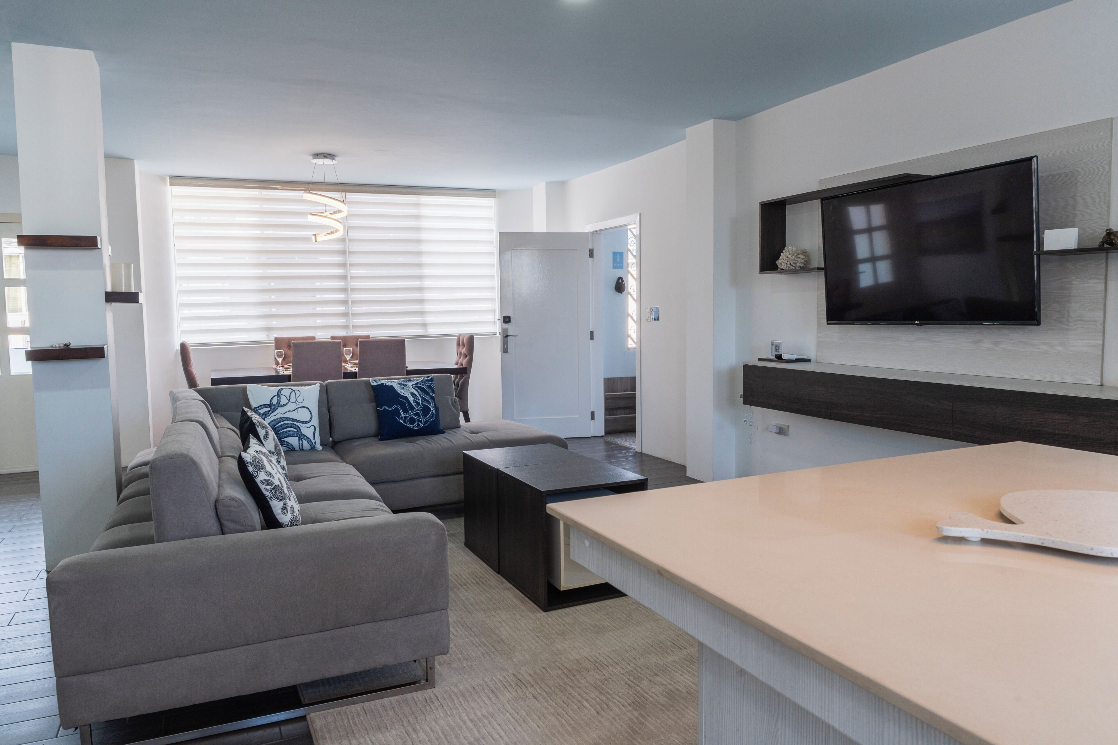 Smart TV, books, stereo