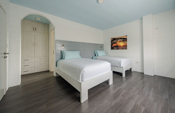 2 bedrooms, in-room safe, desk, WiFi