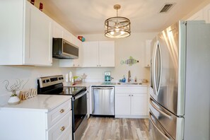 Refrigerador, microondas, parrilla de estufa y lavavajillas 