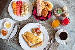 朝食 (コンチネンタル ブレックファスト)、毎日提供 (無料)