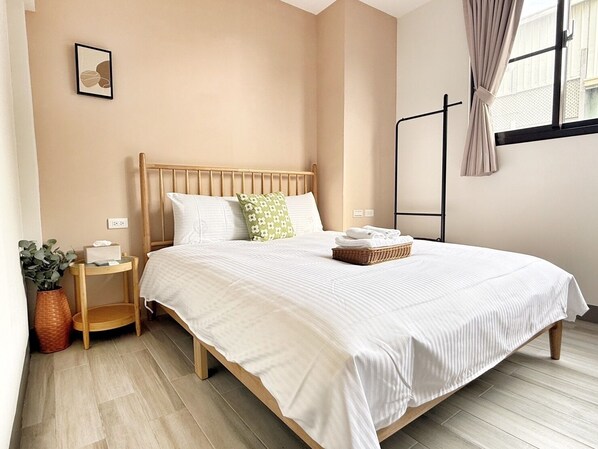 Desk, laptop workspace, free WiFi - Linshouse (Tainan)