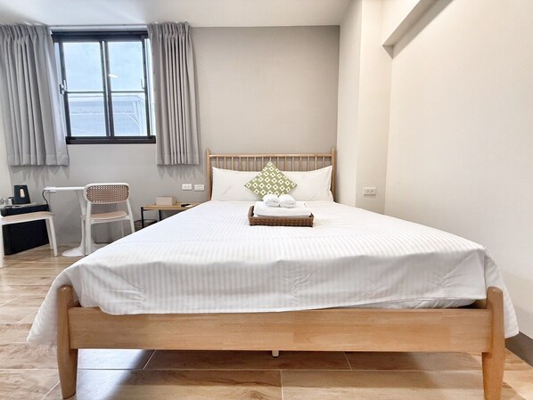 Desk, laptop workspace, free WiFi - Linshouse (Tainan)