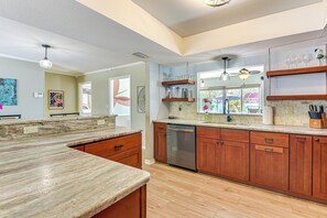 Réfrigérateur, micro-ondes, plaque de cuisson, lave-vaisselle