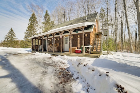 外観. Near Lake Huron: Secluded Goetzville Cabin w/ Deck