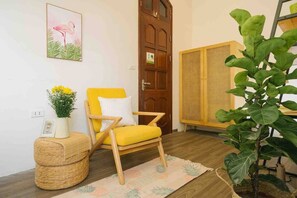 Desk, laptop workspace, free WiFi - Eden Westlake Hotel (Hanoi)