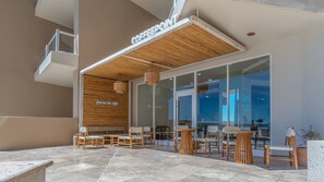 Uma área de estar externa com móveis de madeira e design moderno.