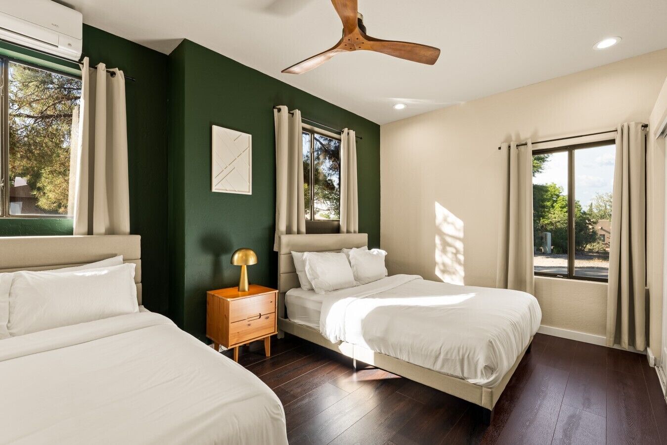 5 bedrooms, desk, iron/ironing board, WiFi (free)