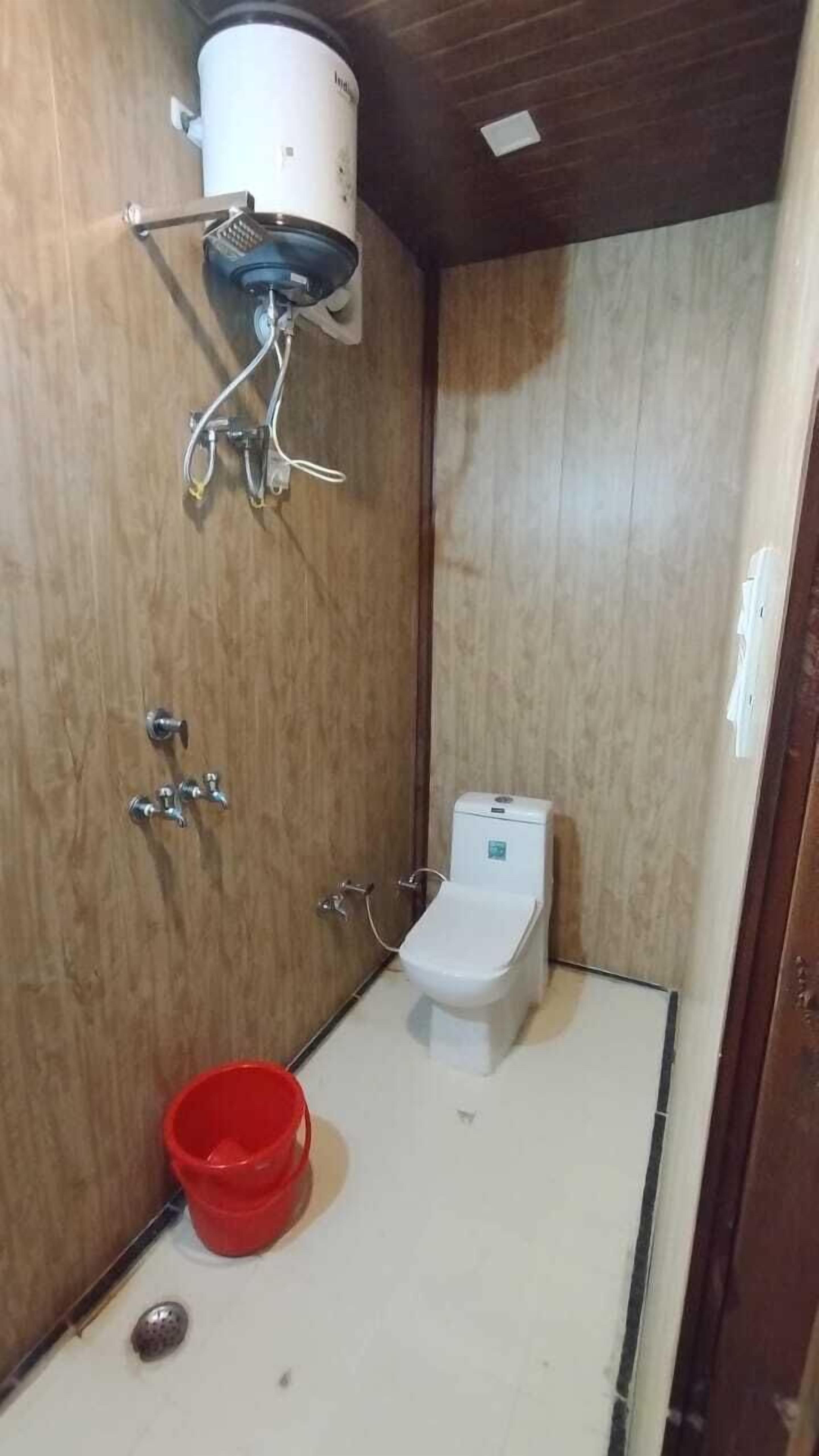 Driepersoonskamer, balkon, uitzicht op bergen | Badkamer | Een douche, handdoeken, zeep, toiletpapier