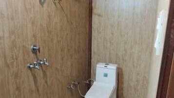Driepersoonskamer, balkon, uitzicht op bergen | Badkamer | Een douche, handdoeken, zeep, toiletpapier