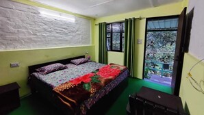 Un dormitorio con cama, escritorio y ventana con cortinas.