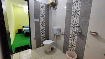 Ducha, toallas, jabón, papel higiénico