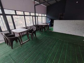 Habitación doble, balcón, vistas a la montaña | Zona de estar