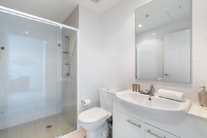 Regadera, secadora de cabello, toallas