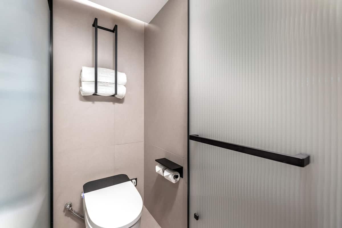 Luxury-Doppelzimmer, Stadtblick | Kostenloses WLAN, Bettwäsche