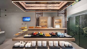 Daily self-service breakfast (CNY 38 per person)