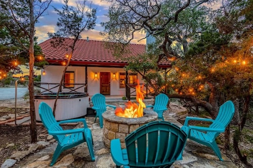 Hill Country Oasis with Pool & Tub