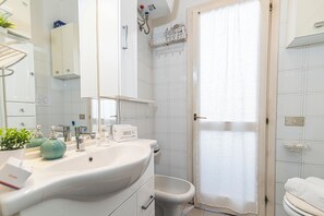Appartement Familial, 1 chambre (I Villini) | Salle de bain | Douche, sĂšche-cheveux, bidet, serviettes fournies