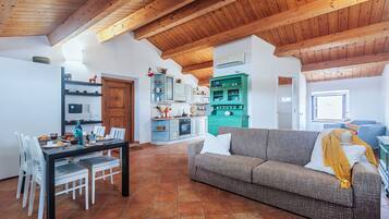 Family Studio (Una Mansarda Nell'isola) | Living room